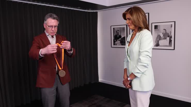 Hoda Kotb '86 presented with University Distinguished Achievement Award medal